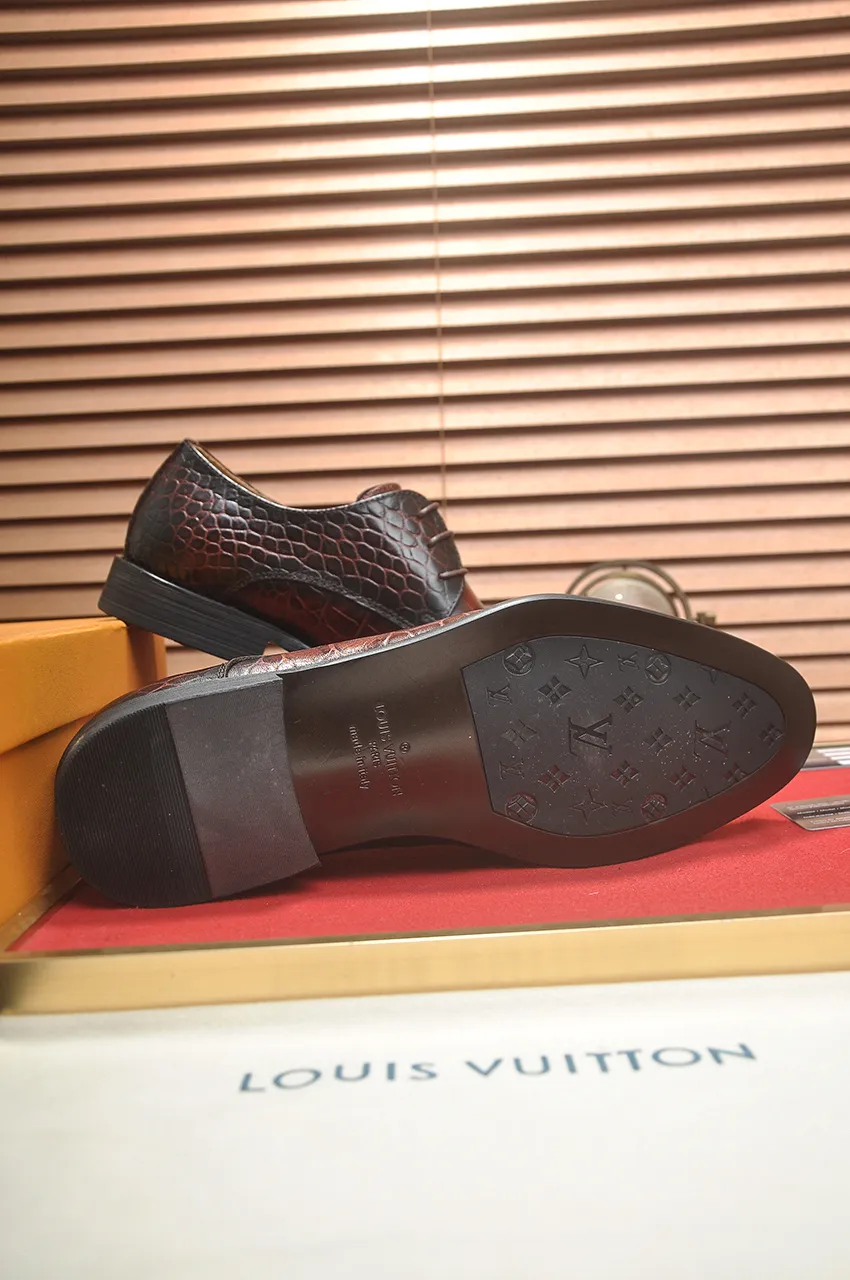 Men's men's shoes 💰540💶 [LV] (original single cowhide lining) 🍀LV's latest genuine leather business suit shoes are launched simultaneously on the official website. The first-layer cowhide imported from Italy is made of heavy gold, 💥official website 1:1 rubber outsole. Versatile to wear, high-end without losing class, and the color combination is extraordinary. This four-season style is alluring when worn on your feet, showing off your big-name flair. Standard code 38-45 (45 customized)
